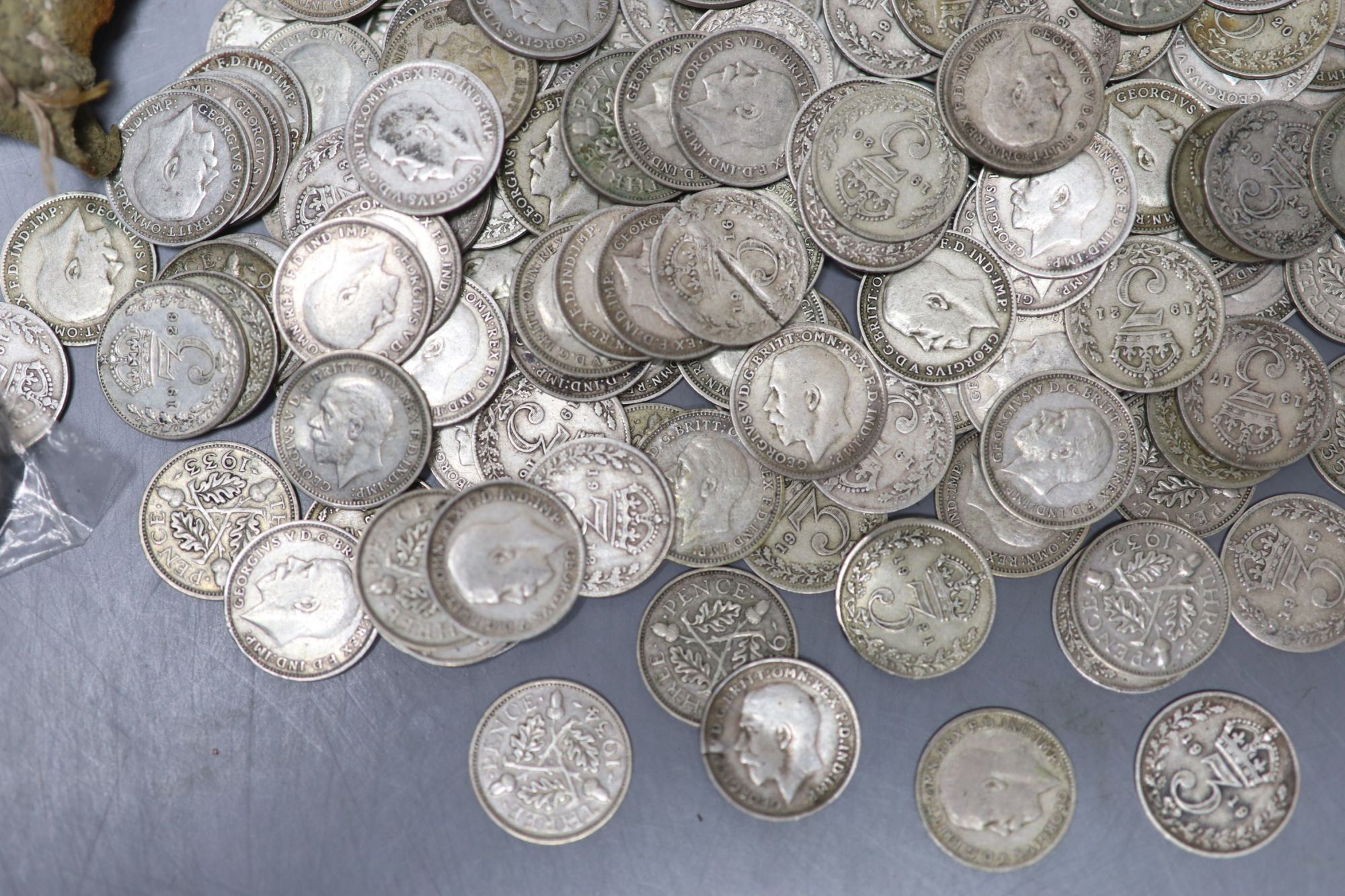 A collection of UK and world coins including George IV - George V silver threepences to halfcrowns